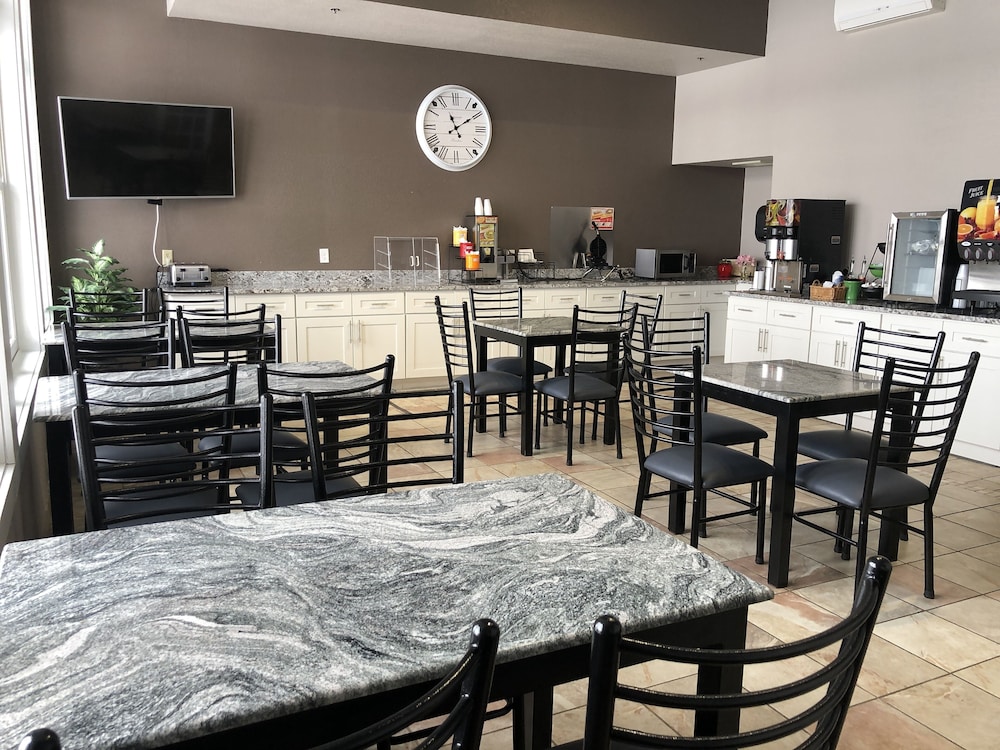 HomeTown Inn and Suites Belle Plaine 53/65