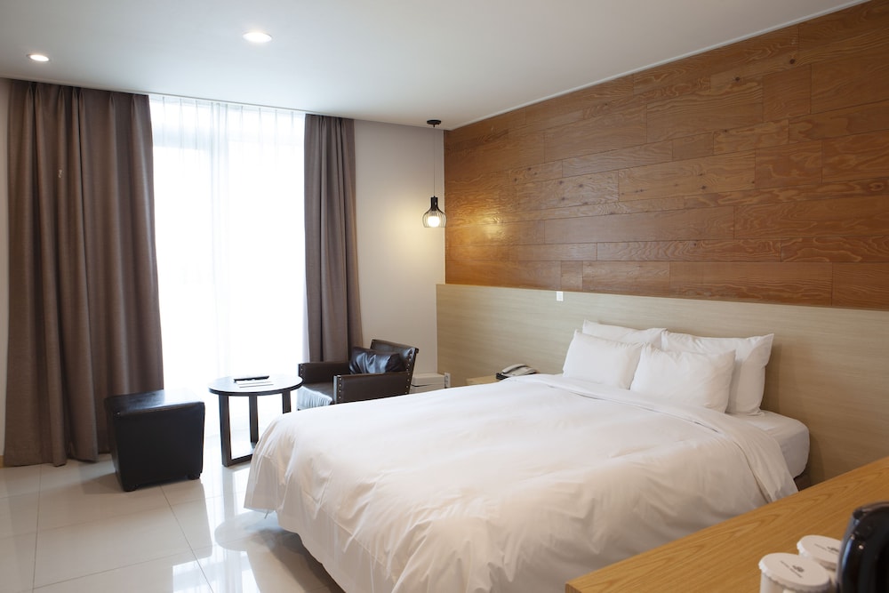DELUXE, DOUBLE BED