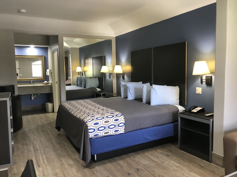 Camelot Inn Suites Veterans Memorial/Nw Houston 10/37