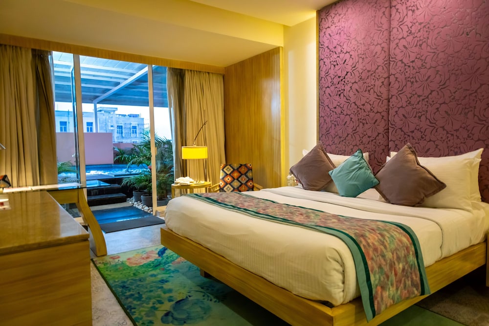 ROOM, KING BED, PLUNGE POOL, BATHTUB