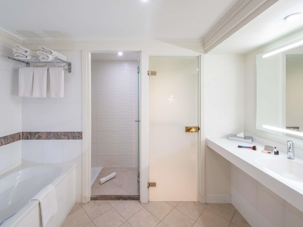 Mercure Paris CDG Airport 68/69