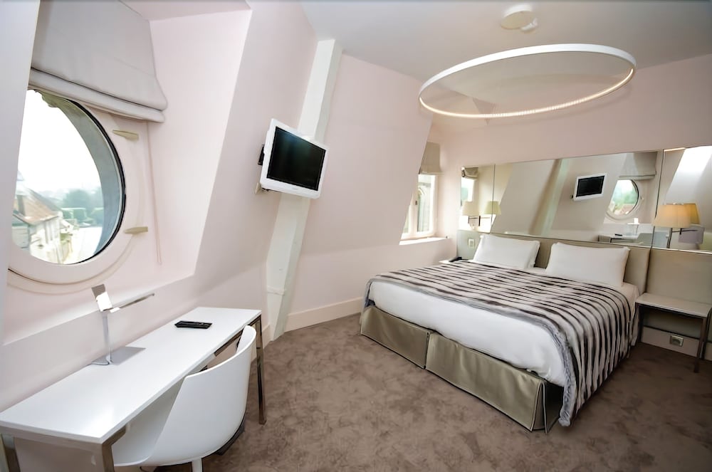 Family, Quadruple, 1 Single and 2 Double Beds