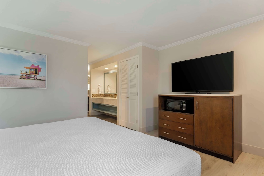 Suite, King Bed, Sofa, Living Area, Best Western Plus All Suites Inn 2/5