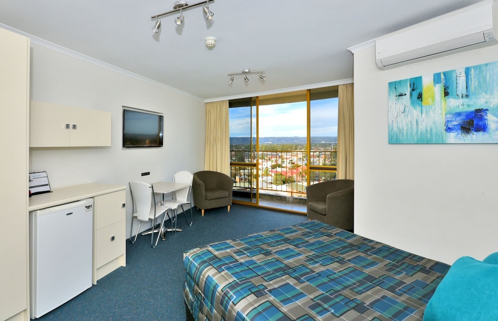 Atlantic Tower Motor Inn 18/45