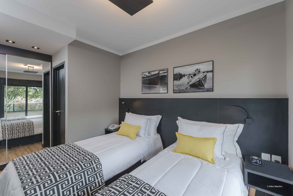 BUSINESS, TRIPLE, MULTIPLE BEDS