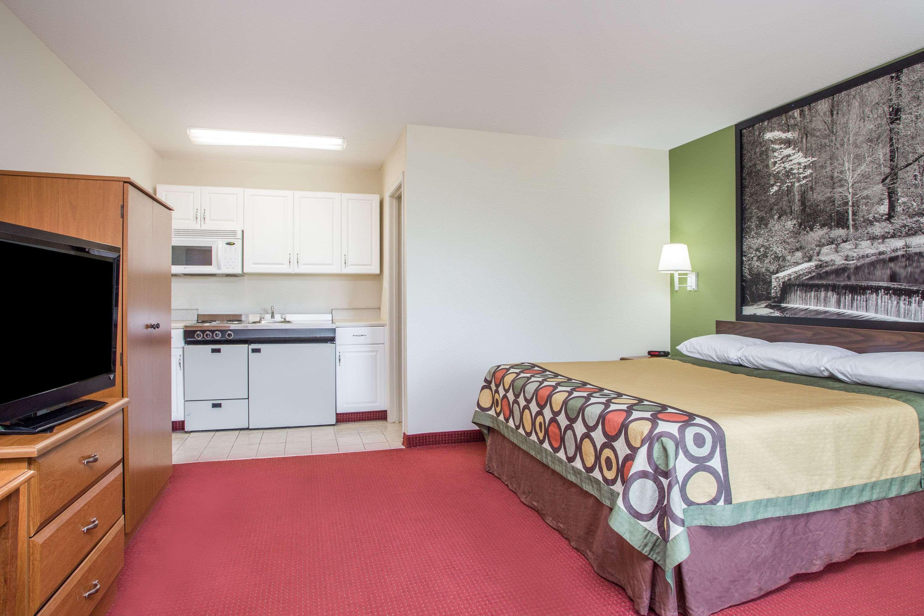 Super 8 By Wyndham Lavonia 7/17