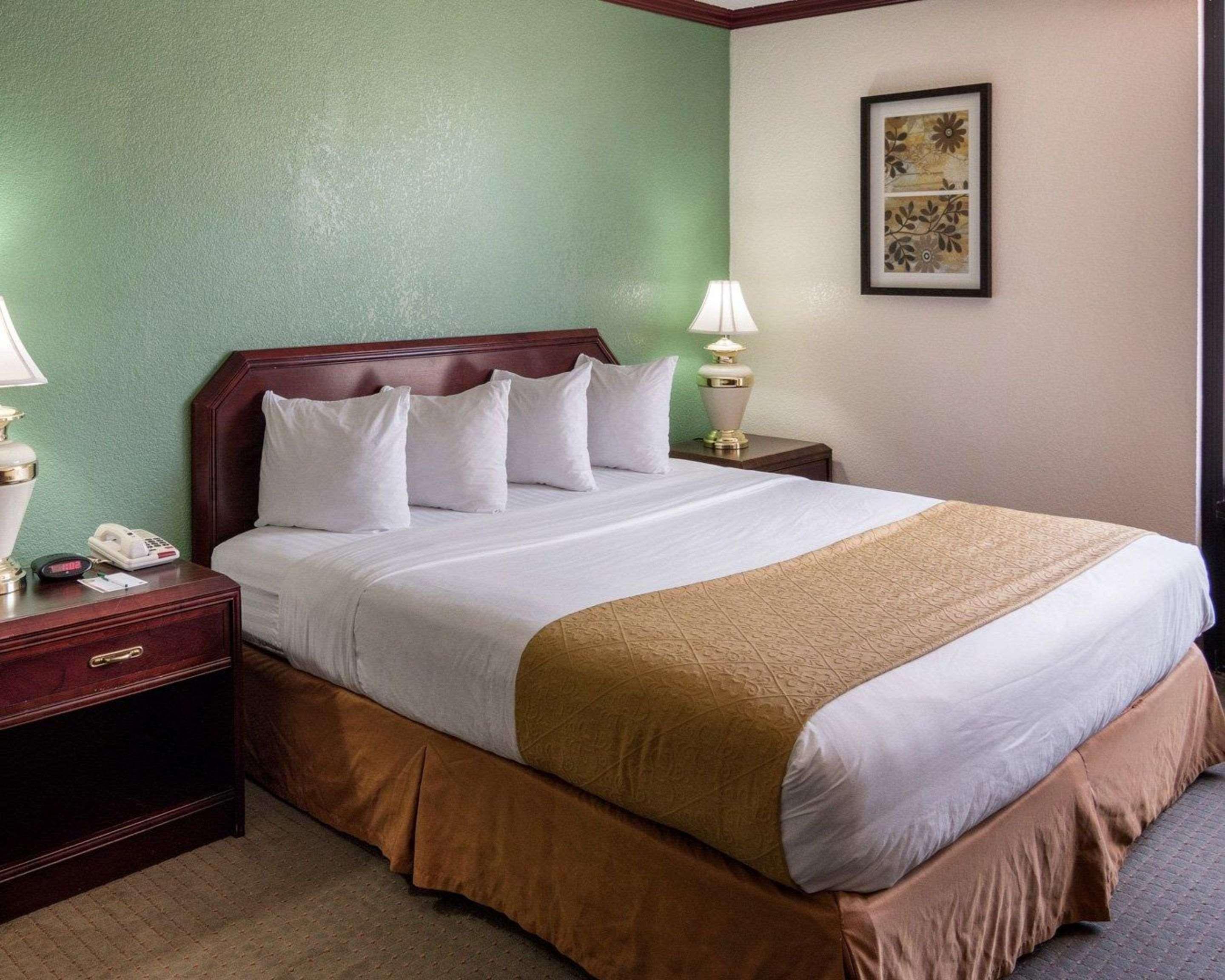 ROOM, KING BED