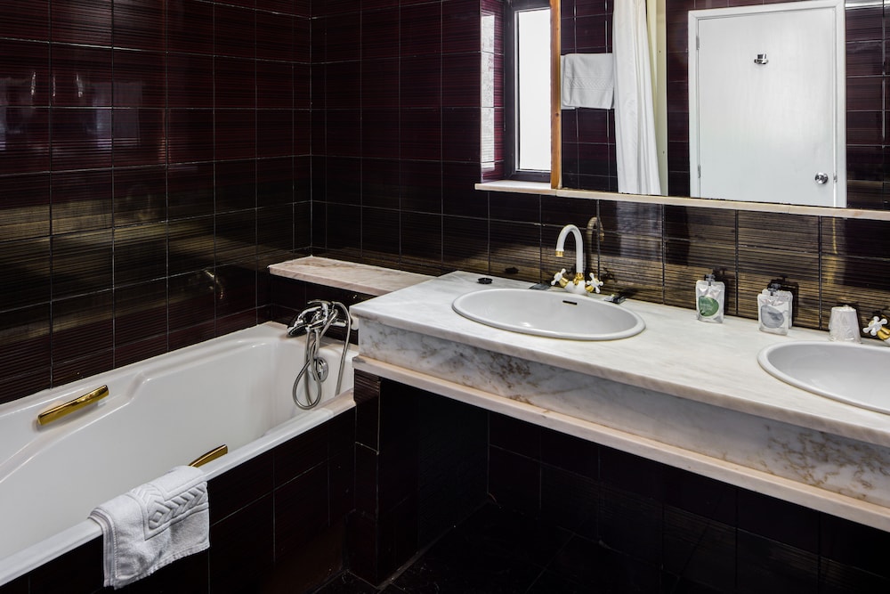 Lara Hotel 48/49