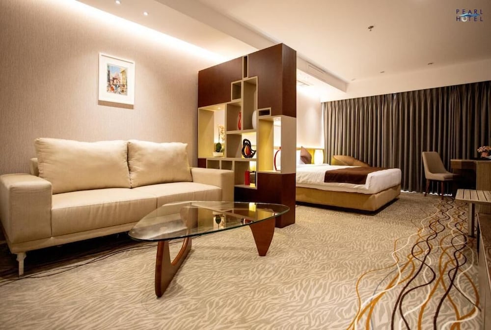 Pearl Hotel 38/43