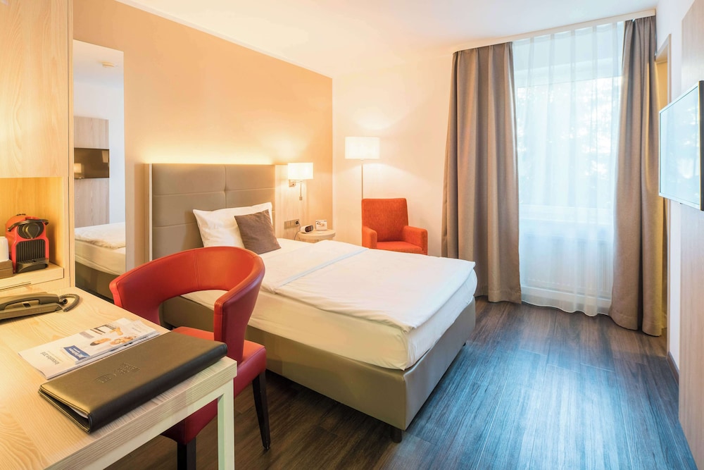 1 Queen Bed, Comfort Room, Work Desk, Flat Screen Television, Coffee And Tea, Rain Shower, Free W-Lan