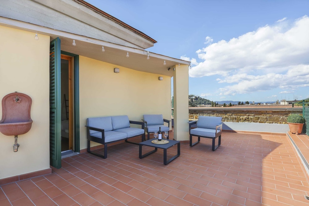 Penthouse With big Terrace in Oltrarno-hosted by Sweetstay 12/25