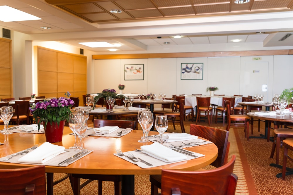 Brit Hotel Rennes Cesson - Le Floreal 41/66
