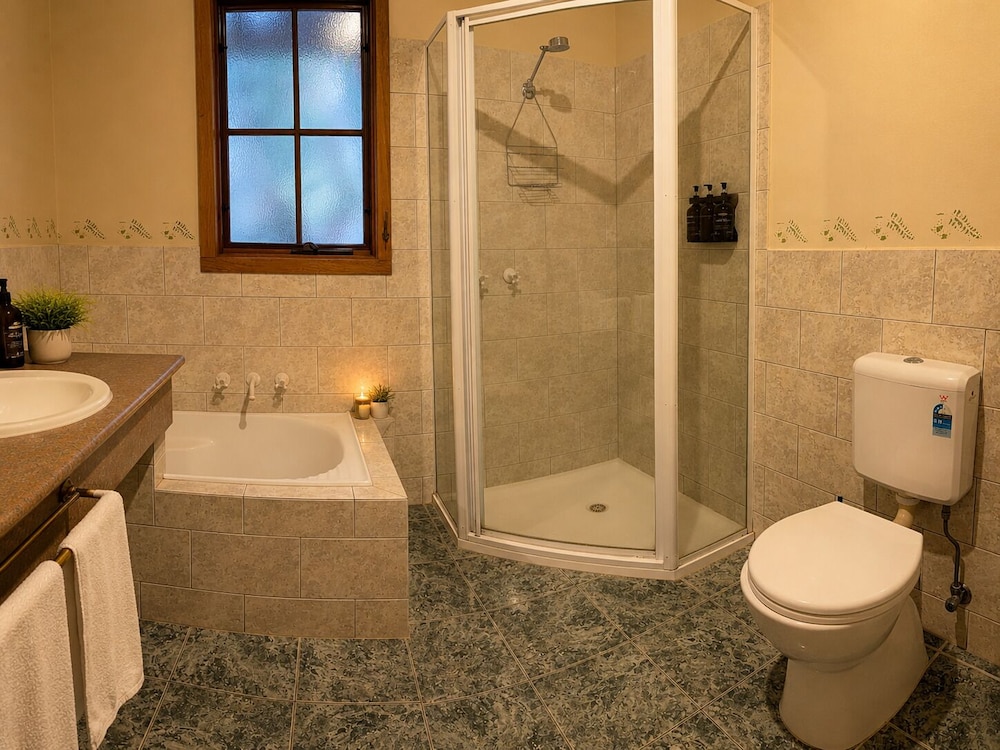 Retreat, Cabin, Queen Bed, Bathtub