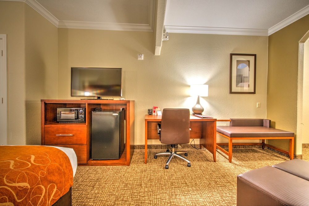 Comfort Suites Tomball Medical Center, TX 54/57