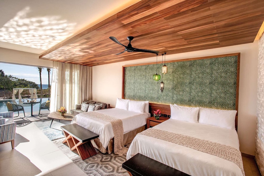 SWIM OUT, SUITE, QUEEN BED
