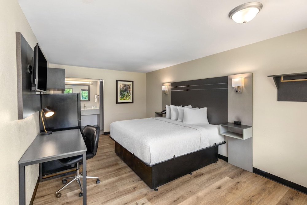 Baymont by Wyndham Dothan 16/48