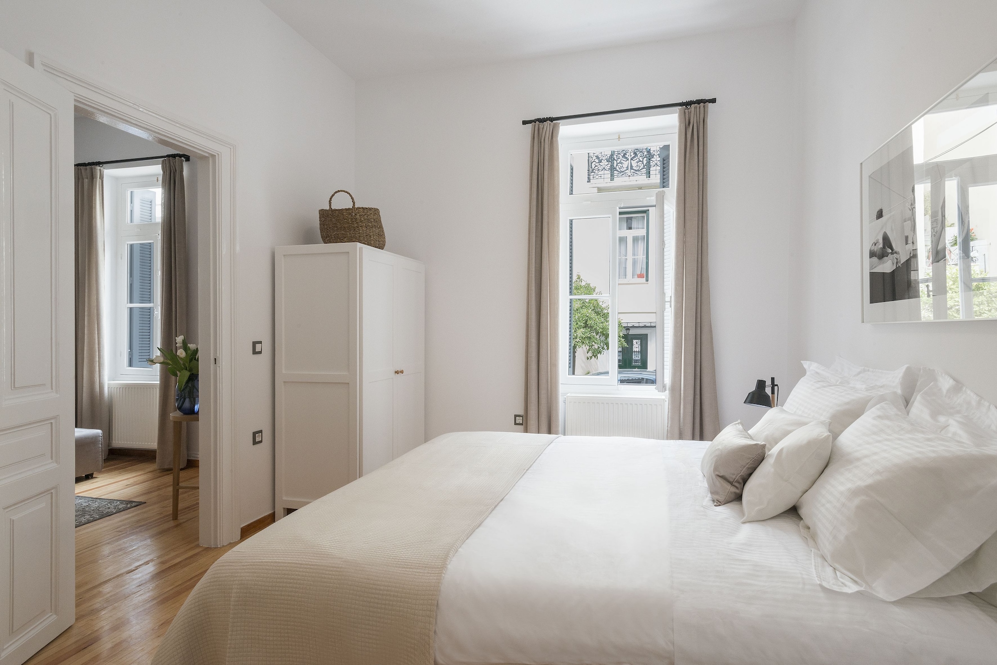 1 BEDROOM, APARTMENT, KING BED, STREET VIEW