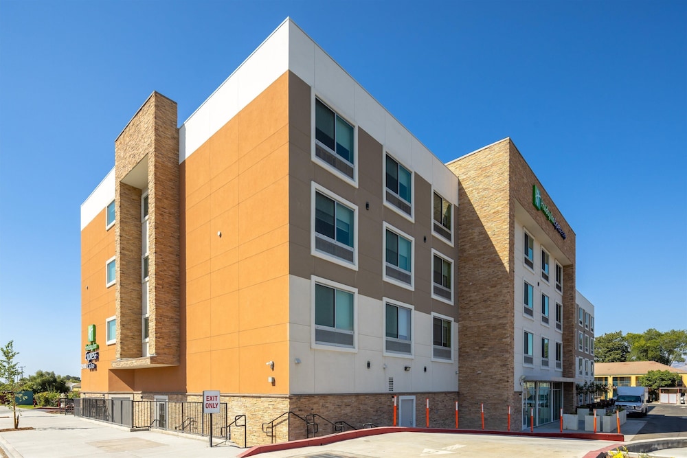 HOLIDAY INN EXPRESS AND SUITES SAN JOSE SILICON VALLEY 3/64