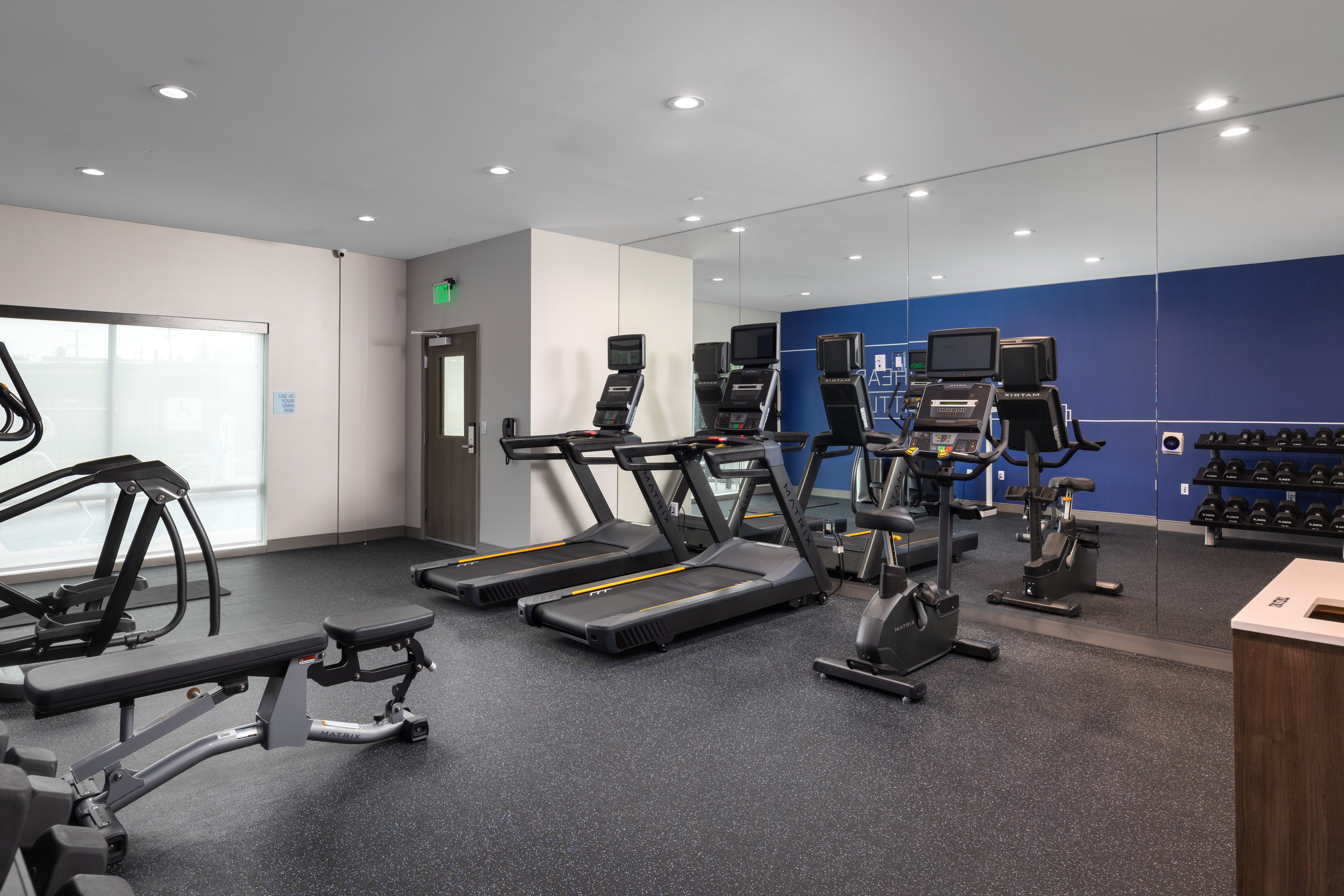Holiday Inn Express & Suites Hawaiian Gardens 24/38