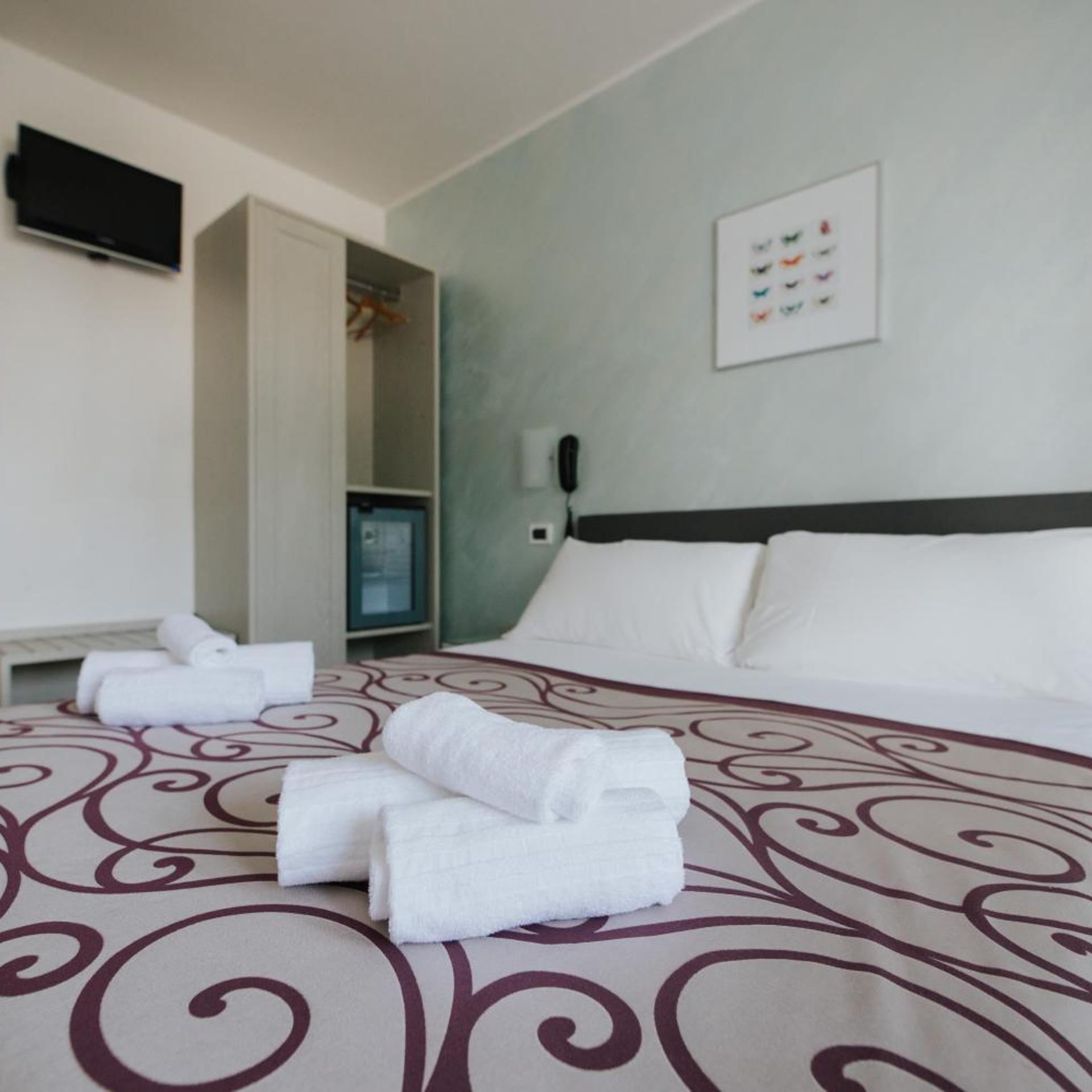 ROOM, DOUBLE BED