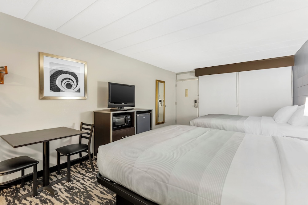 Standard, 2 Queen Beds, Quality Inn & Suites Easley - Greenville 7/10