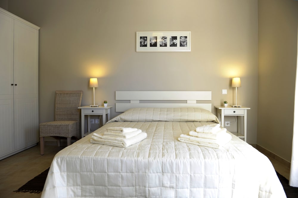 STANDARD, DOUBLE BED, PARTIAL SEA VIEW