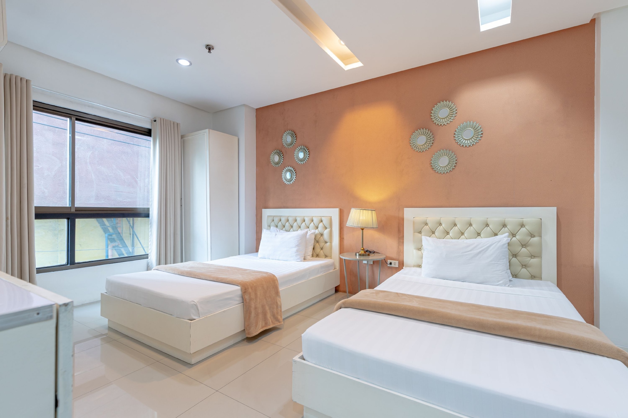 DELUXE, TWIN BEDS