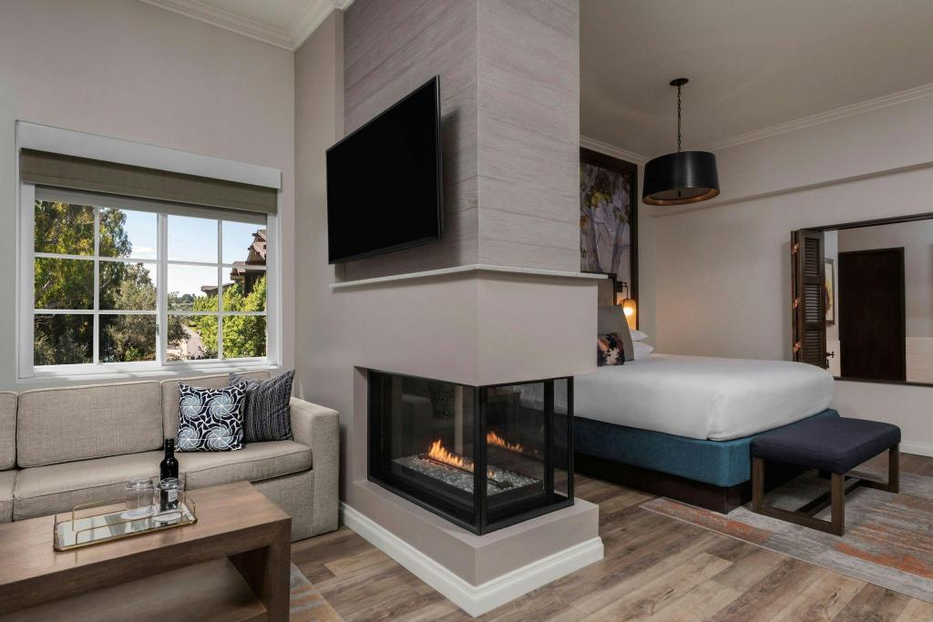 جناح جونيور فاخر بسرير كينج بإطلالة على النهر بشرفة مع أريكة، River Terrace Inn 2/3