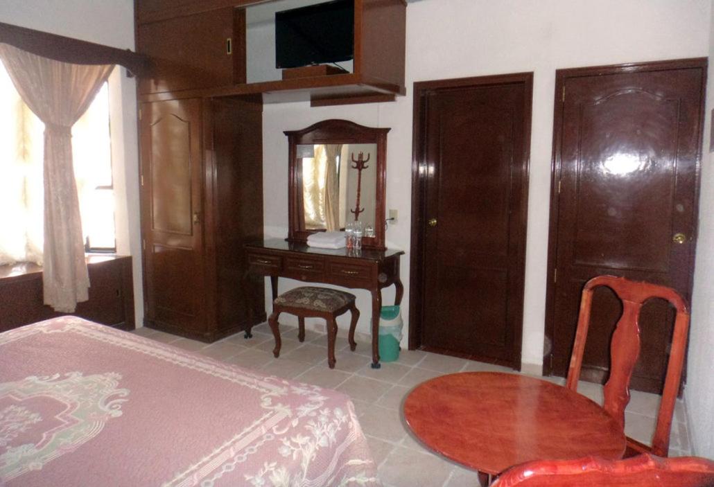 Hotel Don Porfirio 18/25