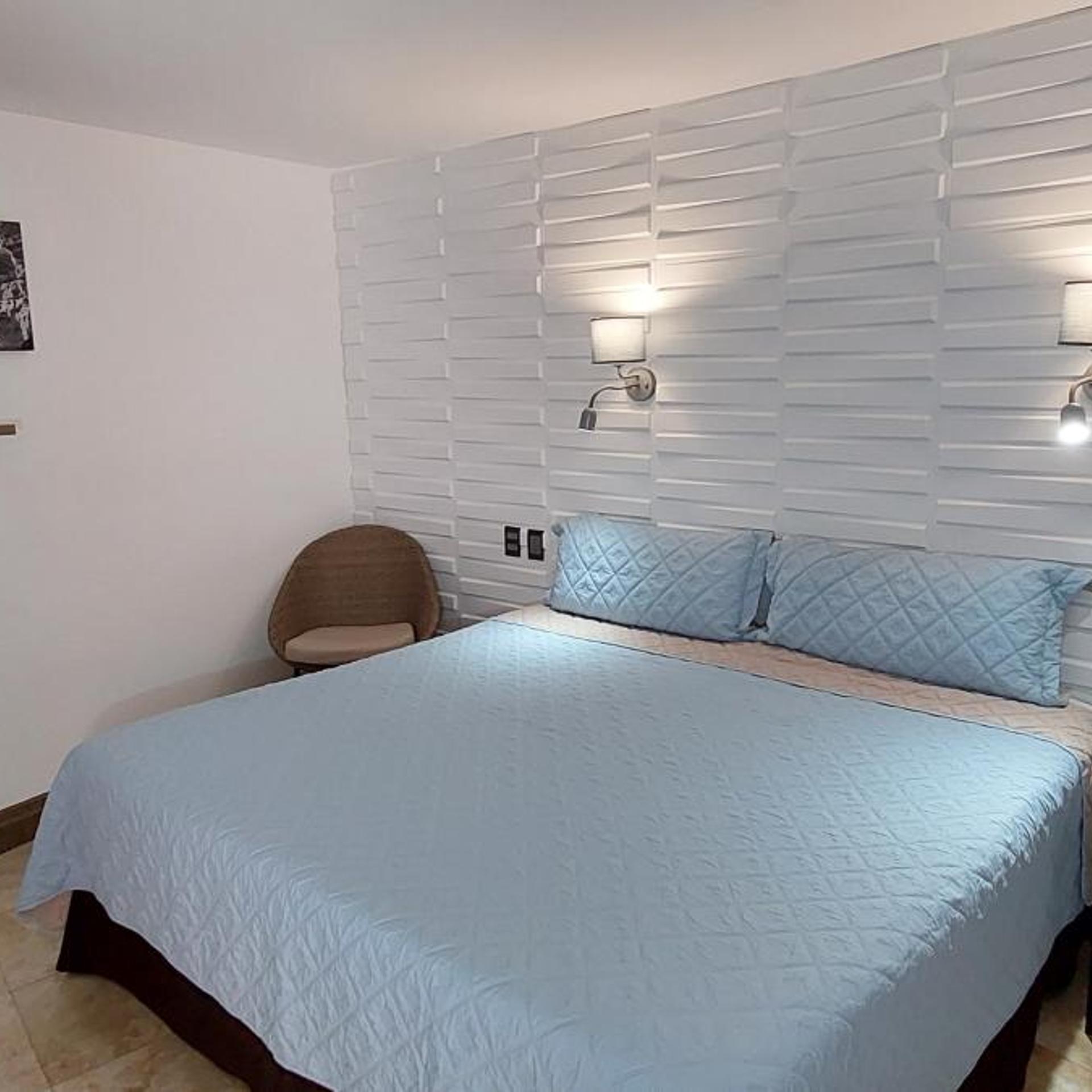 Room, King Bed 2/9