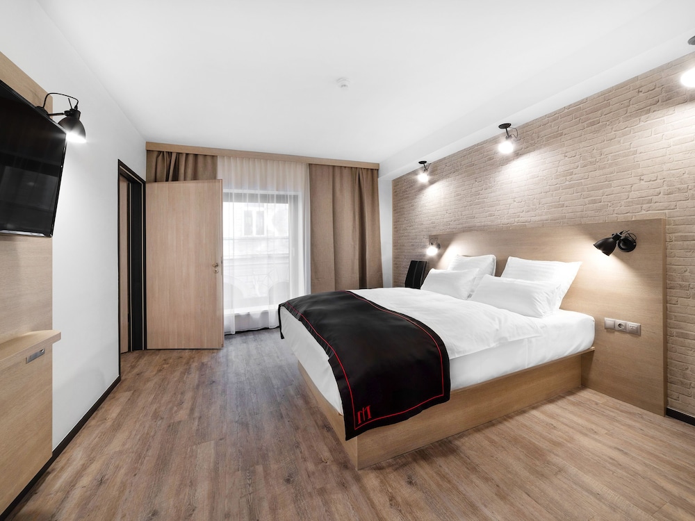 ROOM, DOUBLE BED
