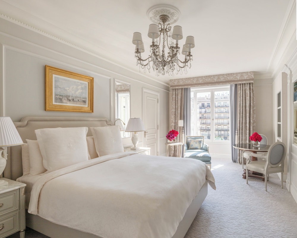 DELUXE, KING BED