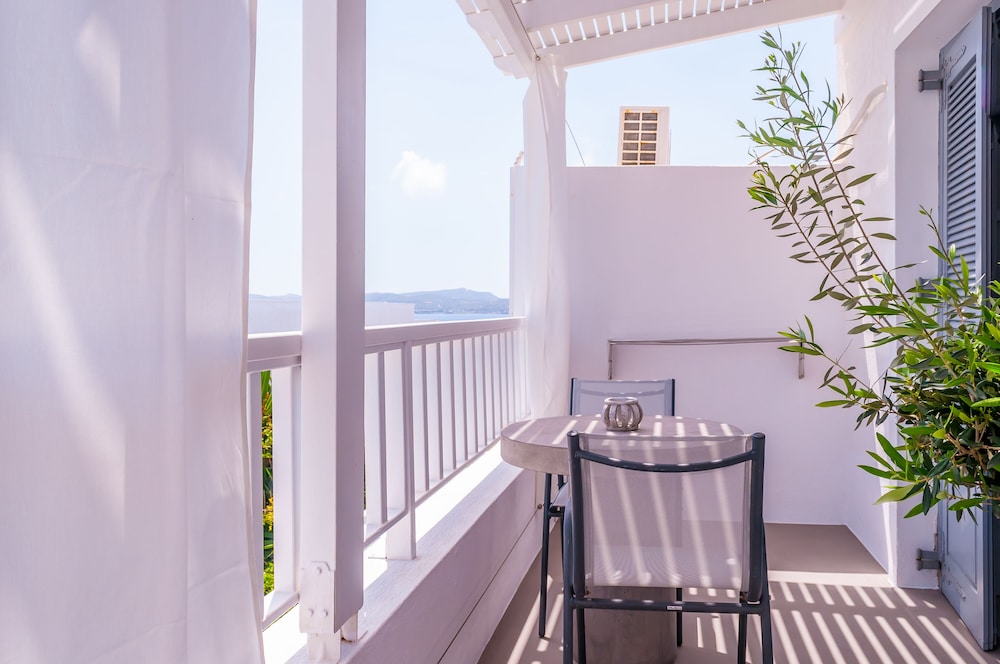 Milos Bay Suites 16/50