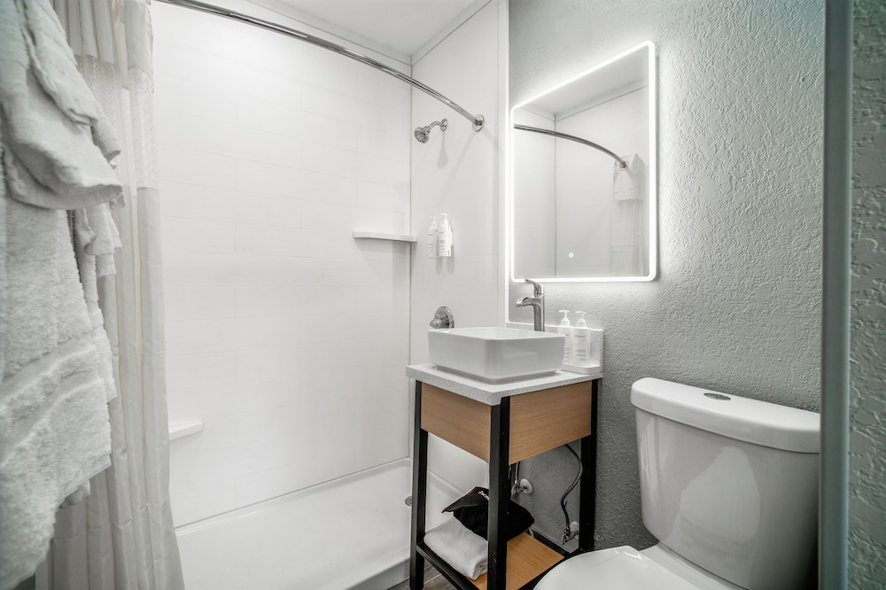 Pacific Inn And Suites 44/50