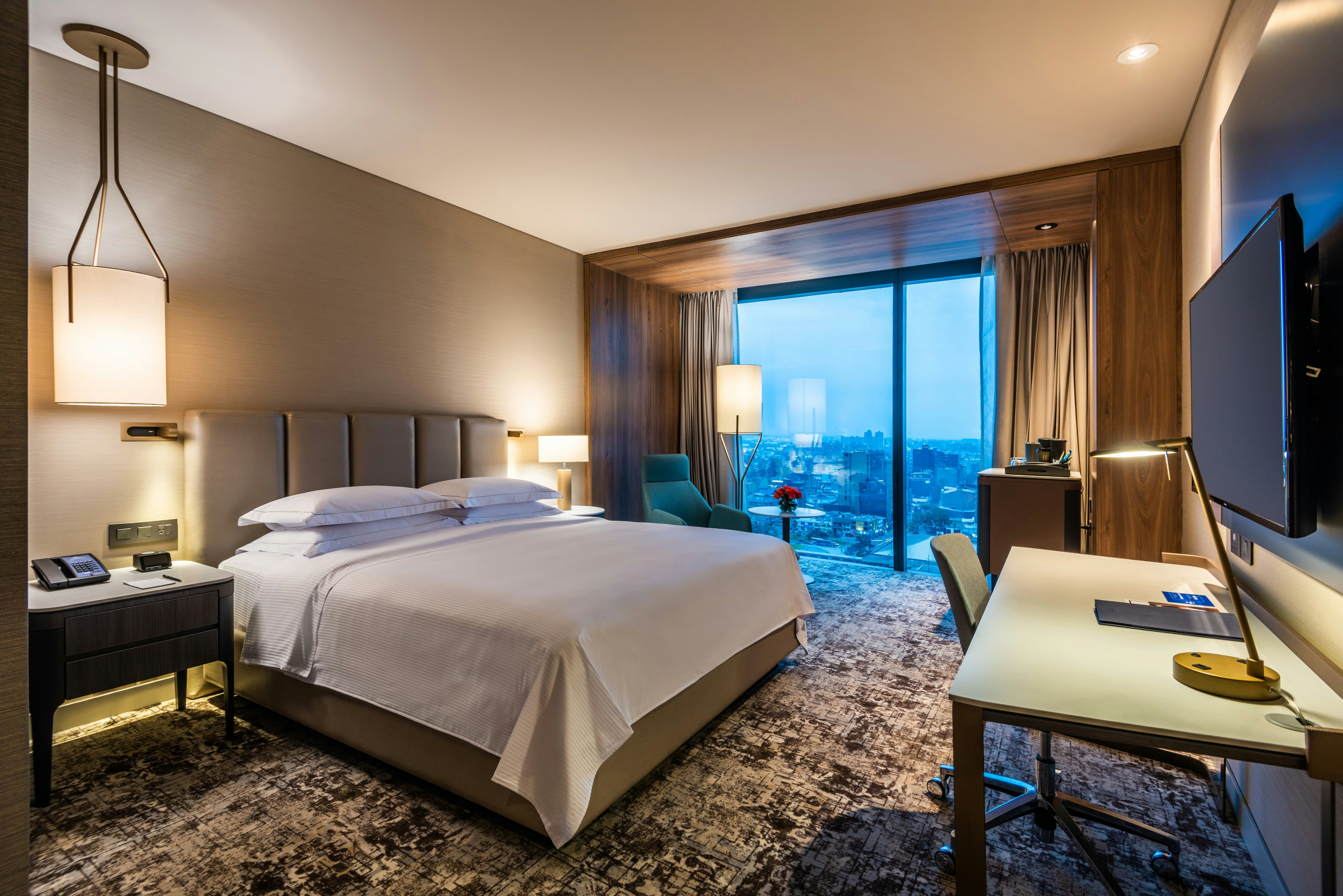 ROOM, KING BED, EXECUTIVE LEVEL