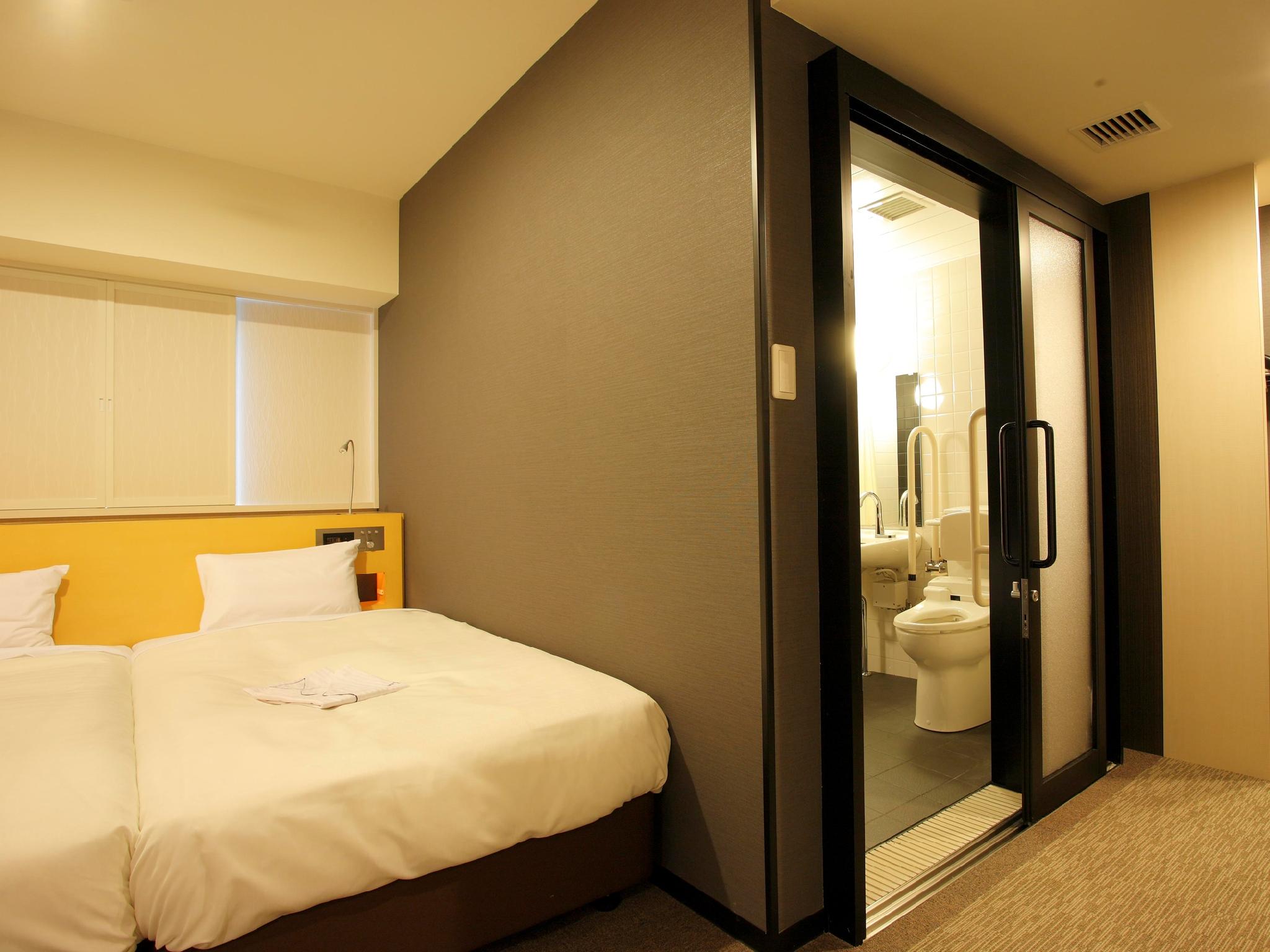 غرفة بسريرين منفصلين للمدخنين