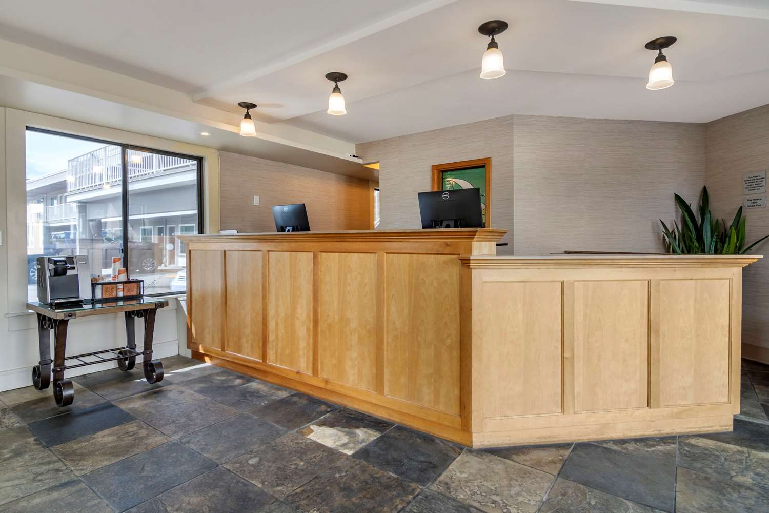Econo Lodge Inn & Suites Kelowna 2/10