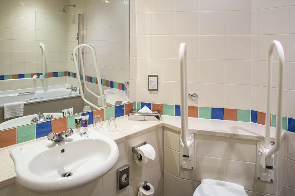 Mercure London Heathrow 17/68