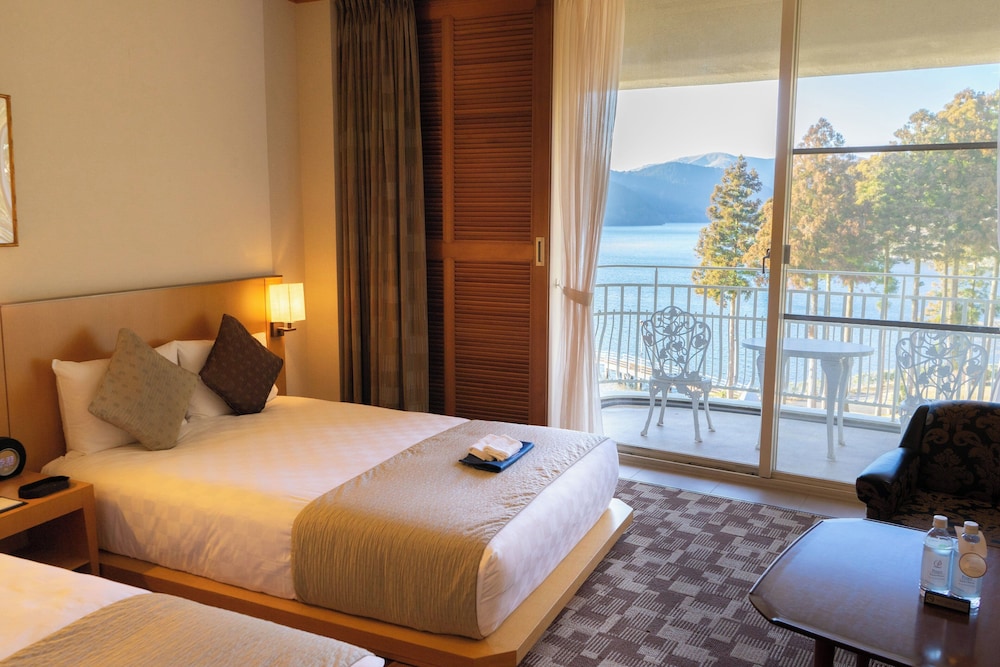 ROOM, TWIN BEDS, LAKE VIEW