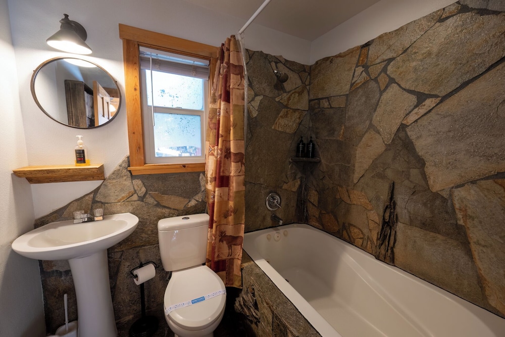 Shaver Lake Village Hotel 49/50