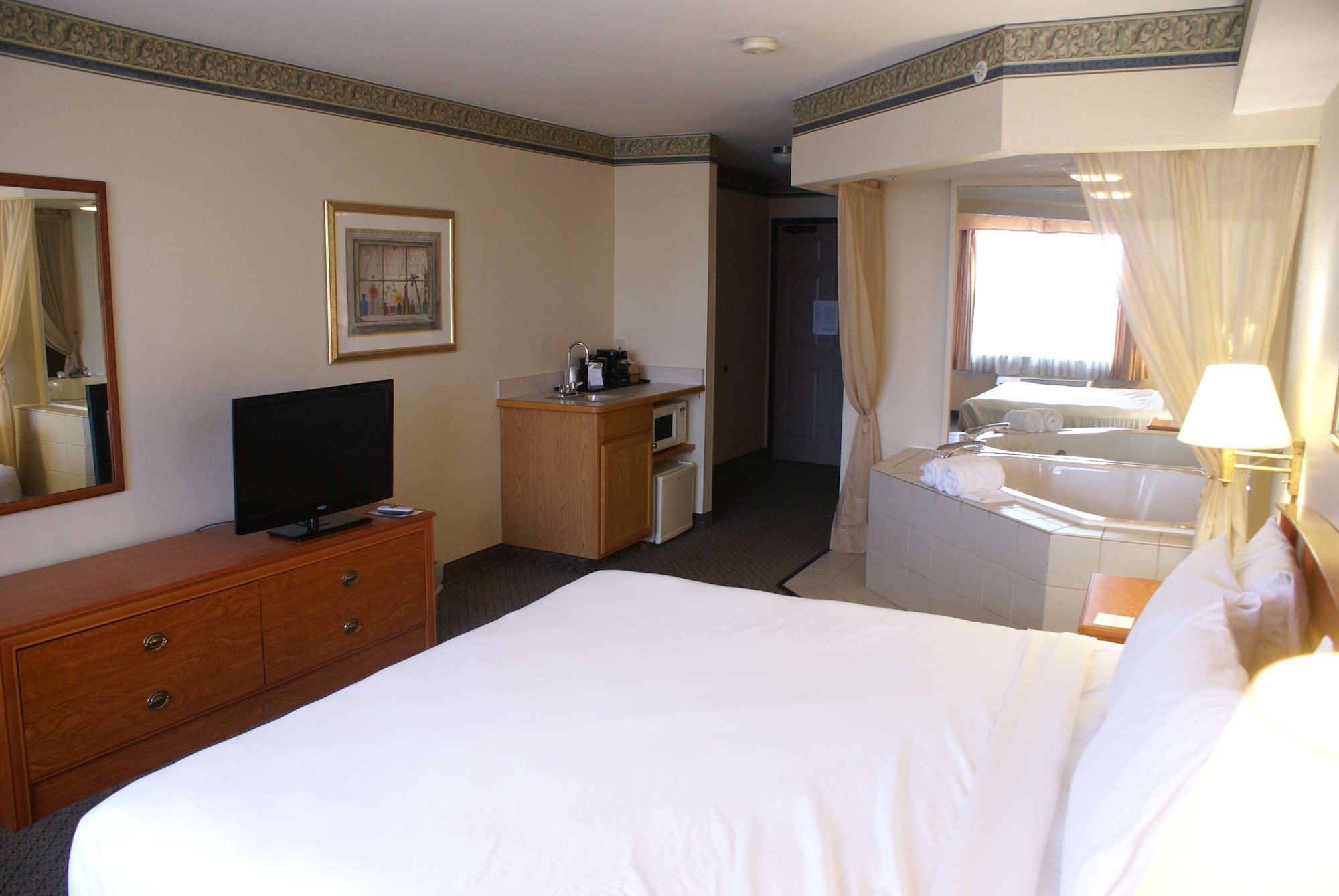 Suite, King Bed, Jetted Tub