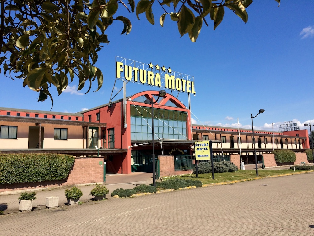 Futura Motel 4/27