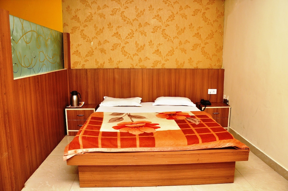 HOTEL SUDARSHAN PALACE 13/48