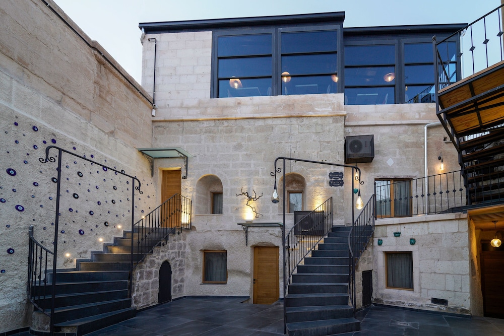 The Niche Cave Hotel +12 Adult 32/50