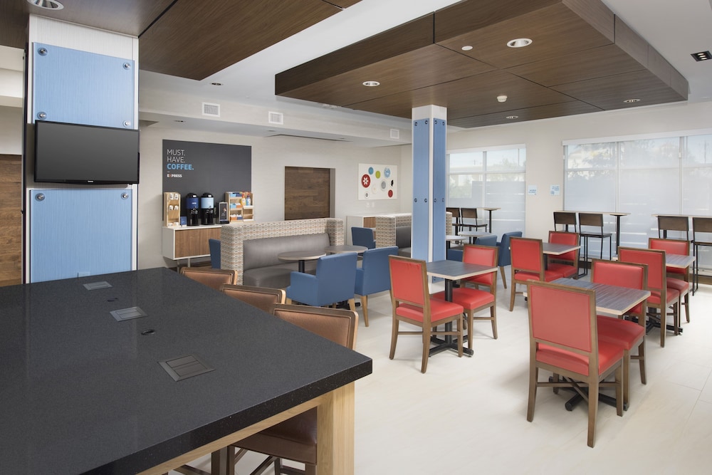 Holiday Inn Express & Suites San Antonio North - Windcrest 29/36