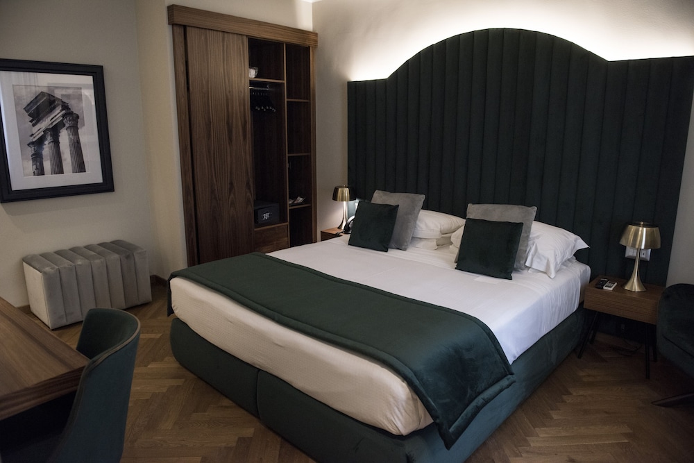 SUPERIOR, DOUBLE OR TWIN BED