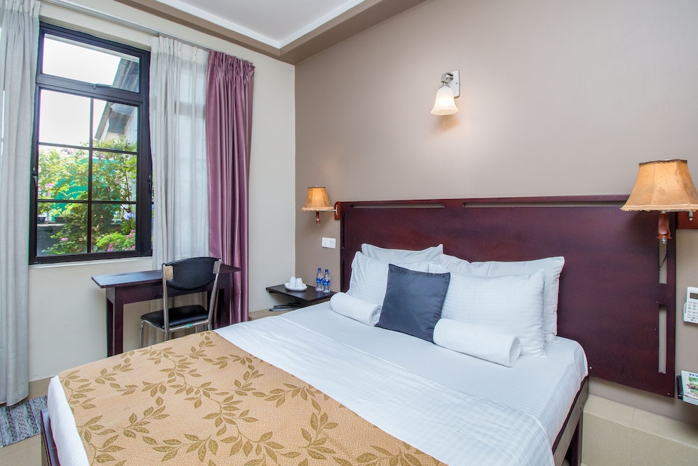 STANDARD, QUEEN BED