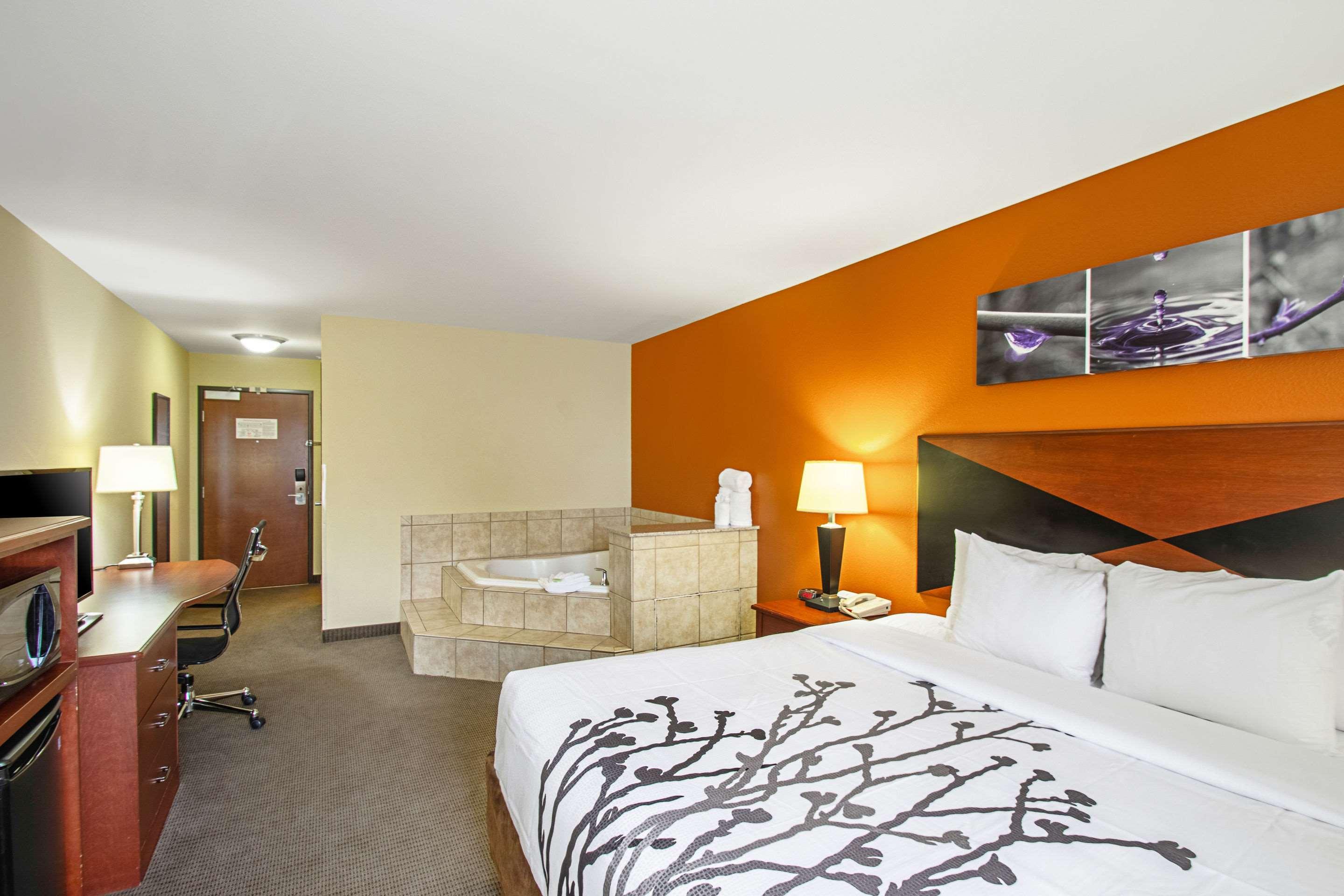 SUITE, KING BED
