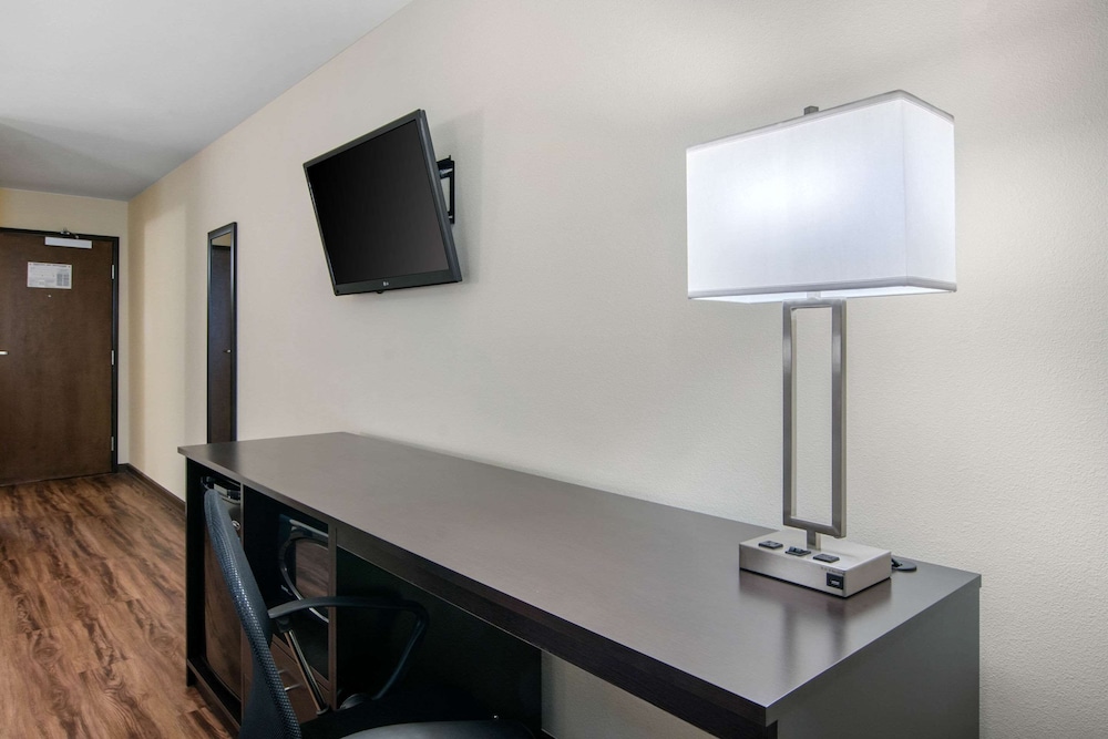 Econo Lodge Inn & Suites Springfield Main Street 30/63
