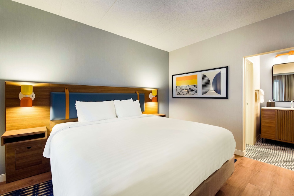 1 BEDROOM, SUITE, KING BED, SOFA
